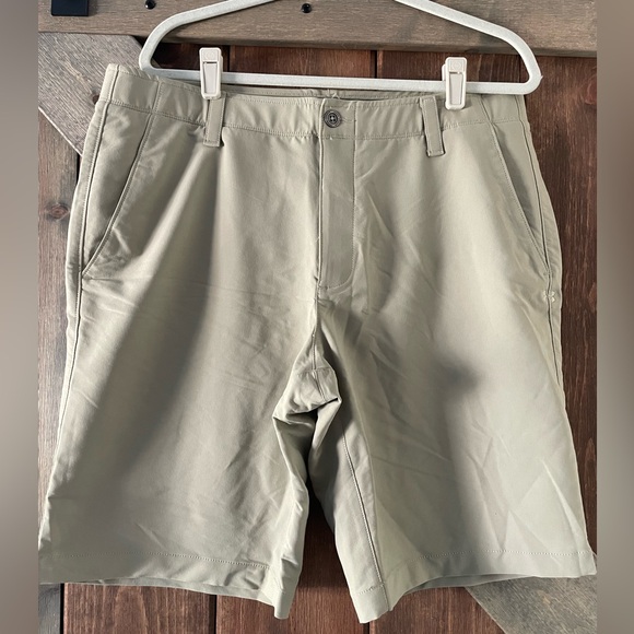 Under Armour khaki HeatGear Shorts - Picture 1 of 3